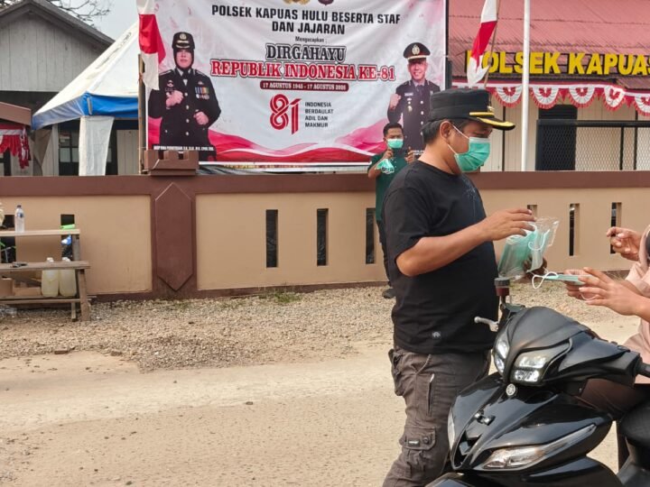 Cegah ISPA akibat Kabut Asap, Camat Kapuas Hulu Bagikan Masker ke Pelajar