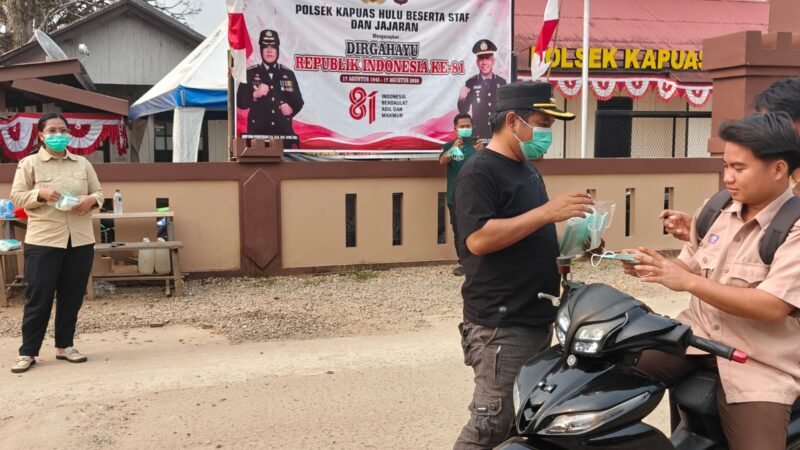 Cegah ISPA akibat Kabut Asap, Camat Kapuas Hulu Bagikan Masker ke Pelajar