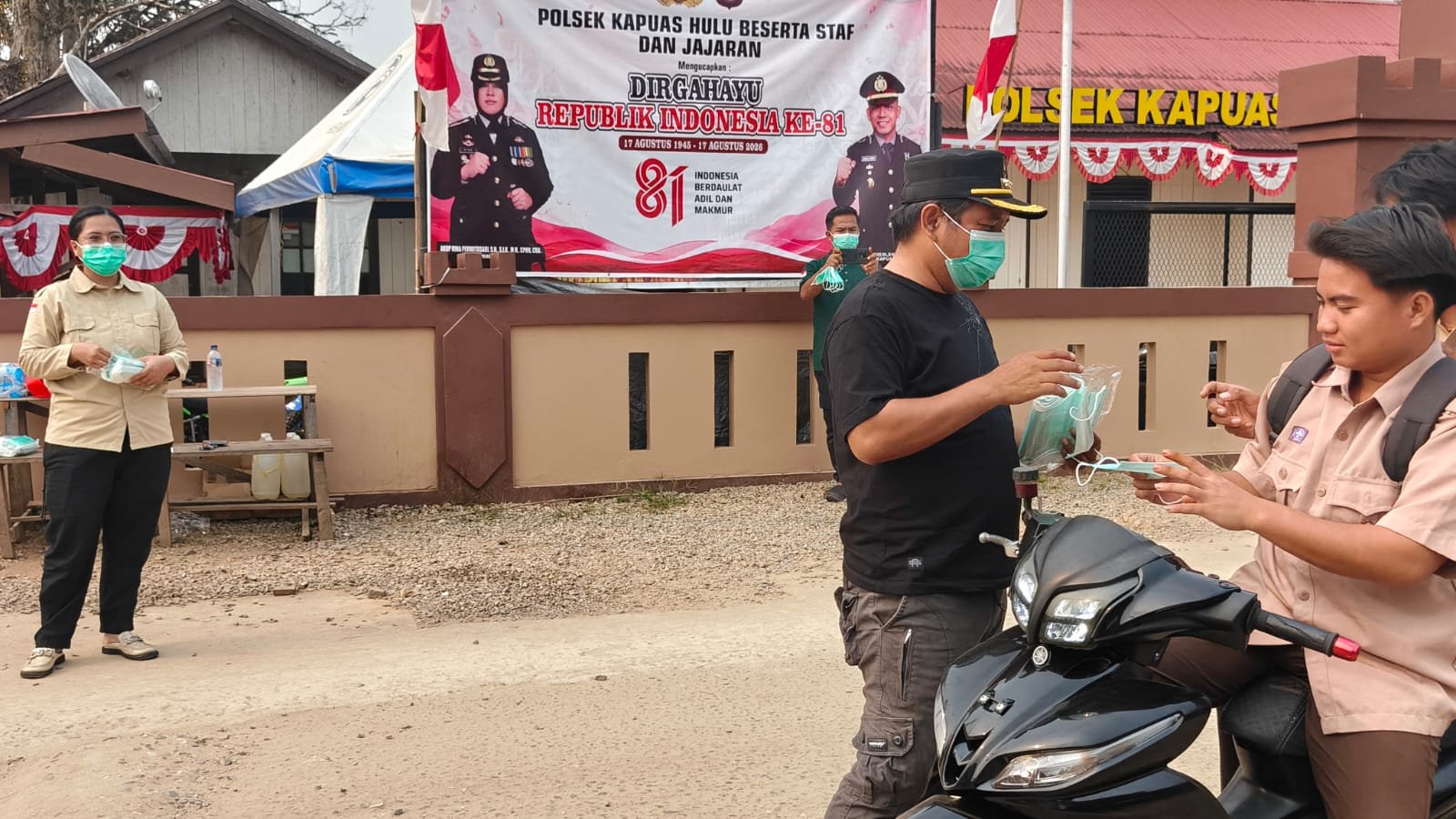Cegah ISPA akibat Kabut Asap, Camat Kapuas Hulu Bagikan Masker ke Pelajar