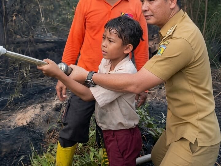 Berseragam Sekolah, Bocah Kelas VI Ikut Padamkan Karhutla di Palangka Raya