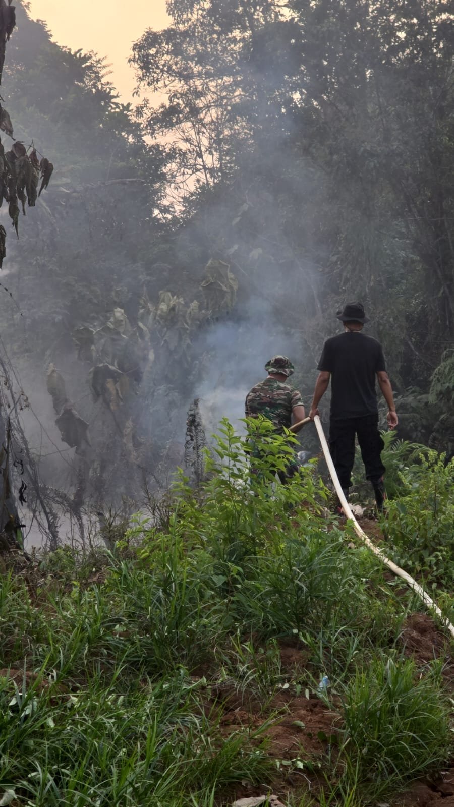Karhutla Bakar 5,5 Hektare Lahan di Kapuas, Camat dan Polisi Turun Langsung Padamkan Api