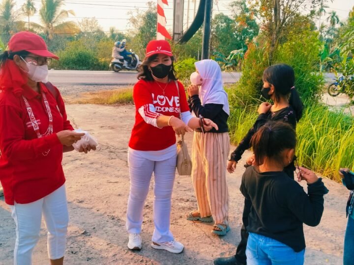 Aksi Peduli, ASBADATA Kapuas Bagikan Masker Gratis ke Warga