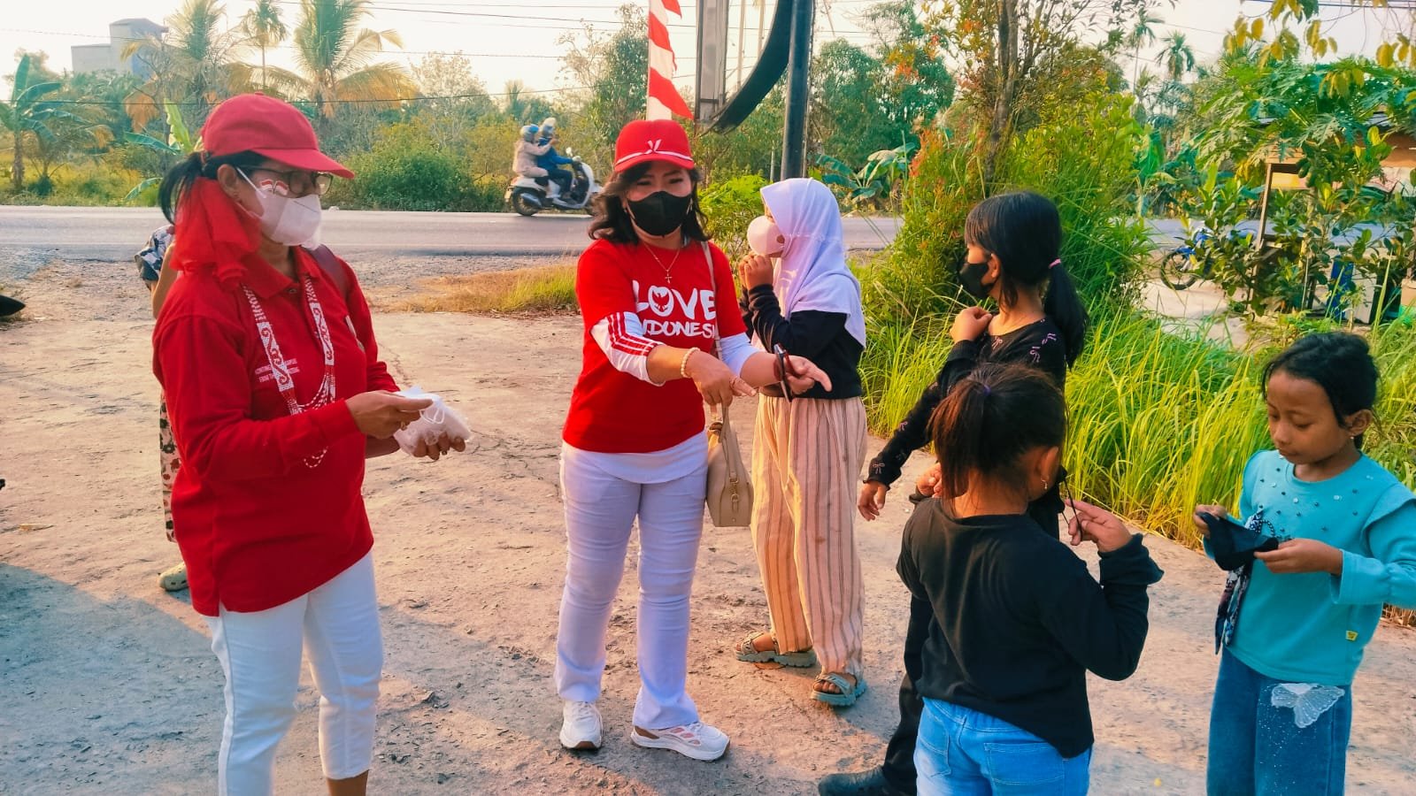 Aksi Peduli, ASBADATA Kapuas Bagikan Masker Gratis ke Warga