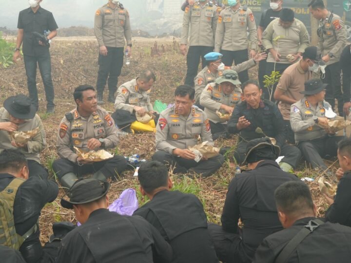 Kapolda Kalteng Turun Langsung, Makan Lesehan Bersama Pejuang Karhutla