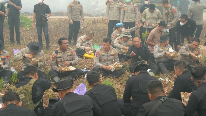 Kapolda Kalteng Turun Langsung, Makan Lesehan Bersama Pejuang Karhutla