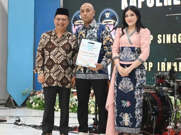 Ketua Komisi II DPRD Barito Utara Serahkan Cendera Mata di Acara Kenal Pamit Kapolres