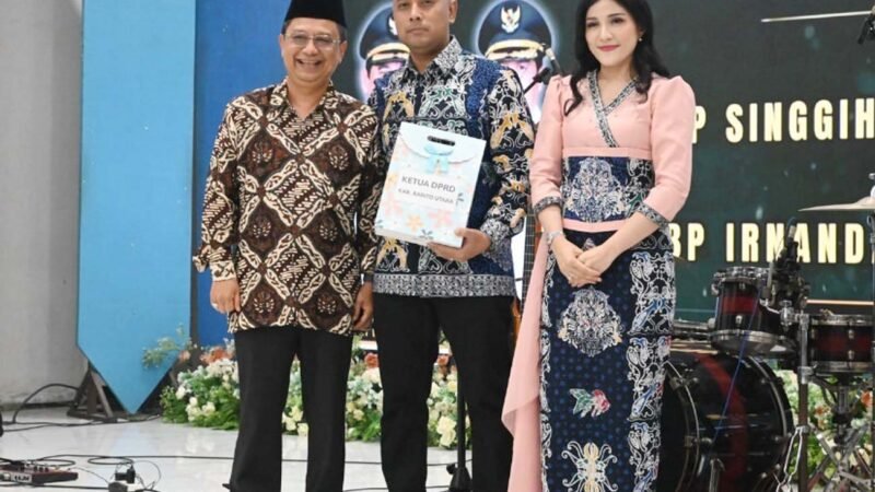 Ketua Komisi II DPRD Barito Utara Serahkan Cendera Mata di Acara Kenal Pamit Kapolres