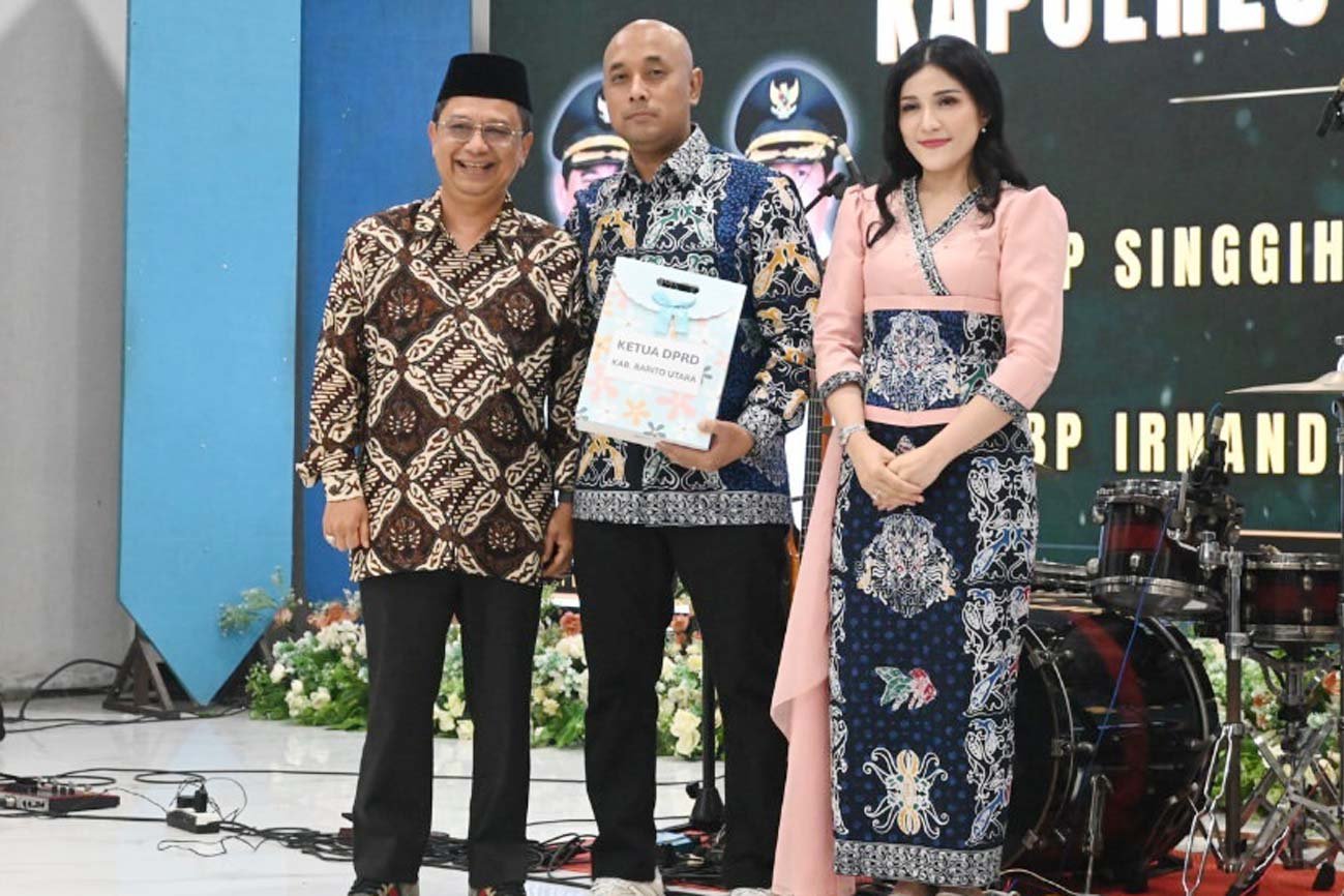 Ketua Komisi II DPRD Barito Utara Serahkan Cendera Mata di Acara Kenal Pamit Kapolres