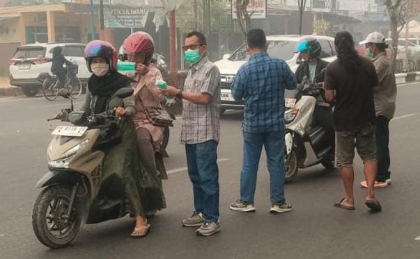 PWI Kapuas Bagikan Masker di Tengah Kabut Asap Pekat, Kualitas Udara Masuk Kategori Berbahaya