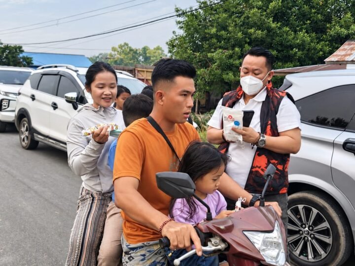 Sebagai Bentuk Peduli, Ketua Baguna DPC. PDI Perjuangan Sekaligus Ketu MPC PP Palangka Raya Bagikan Masker Gratis.
