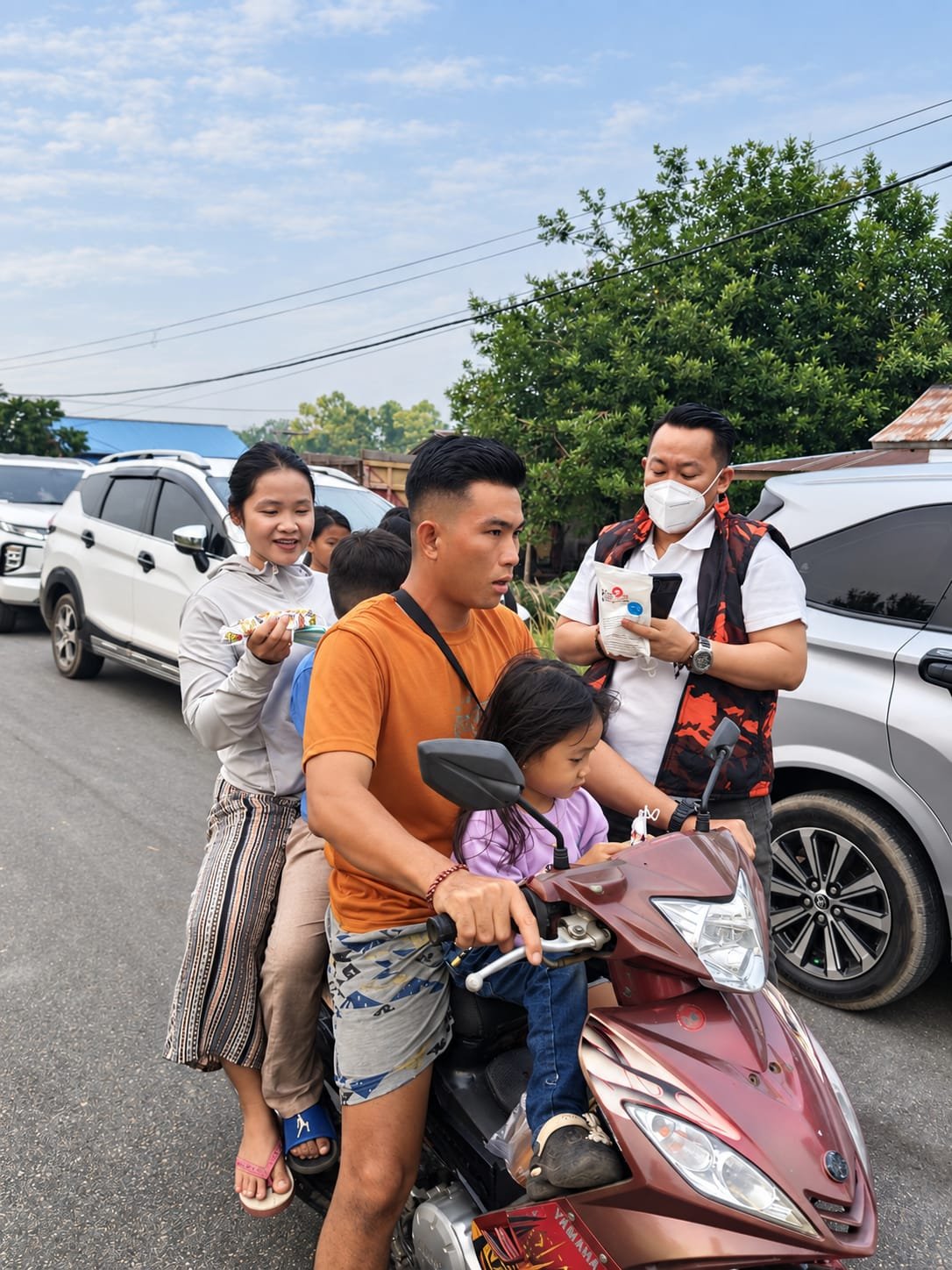 Sebagai Bentuk Peduli, Ketua Baguna DPC. PDI Perjuangan Sekaligus Ketu MPC PP Palangka Raya Bagikan Masker Gratis.