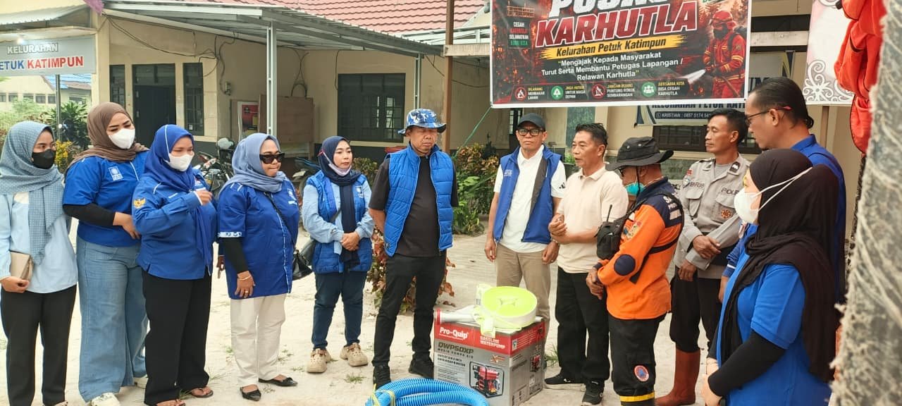 Anggota DPR RI Perwakilan Kalteng, M. Syauqie Serahkan Bantuan Mesin Pemadam Kebakaran