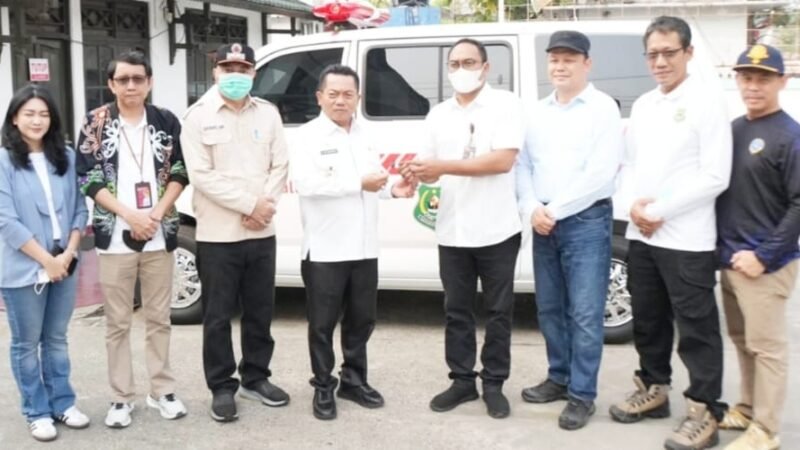 Jaga Kesehatan Warga, Bupati Kapuas Borong Masker dan Bagikan Gratis