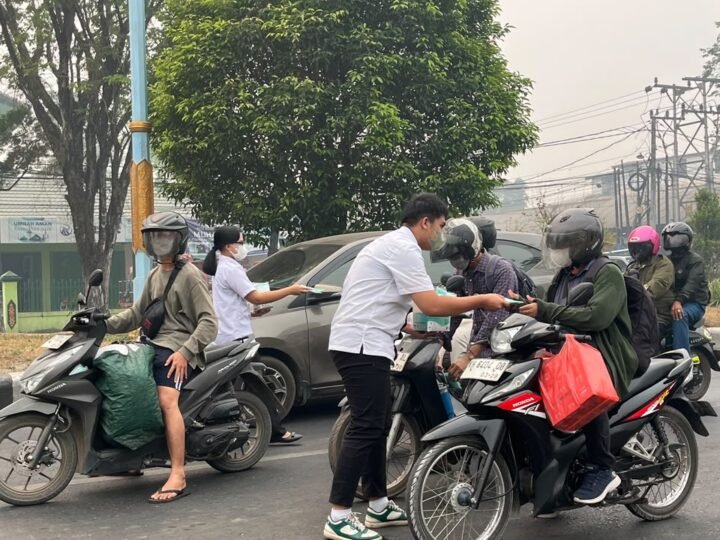 BPN Kalteng Turun ke Jalan Bagikan Masker Gratis untuk Warga Terdampak Karhutla