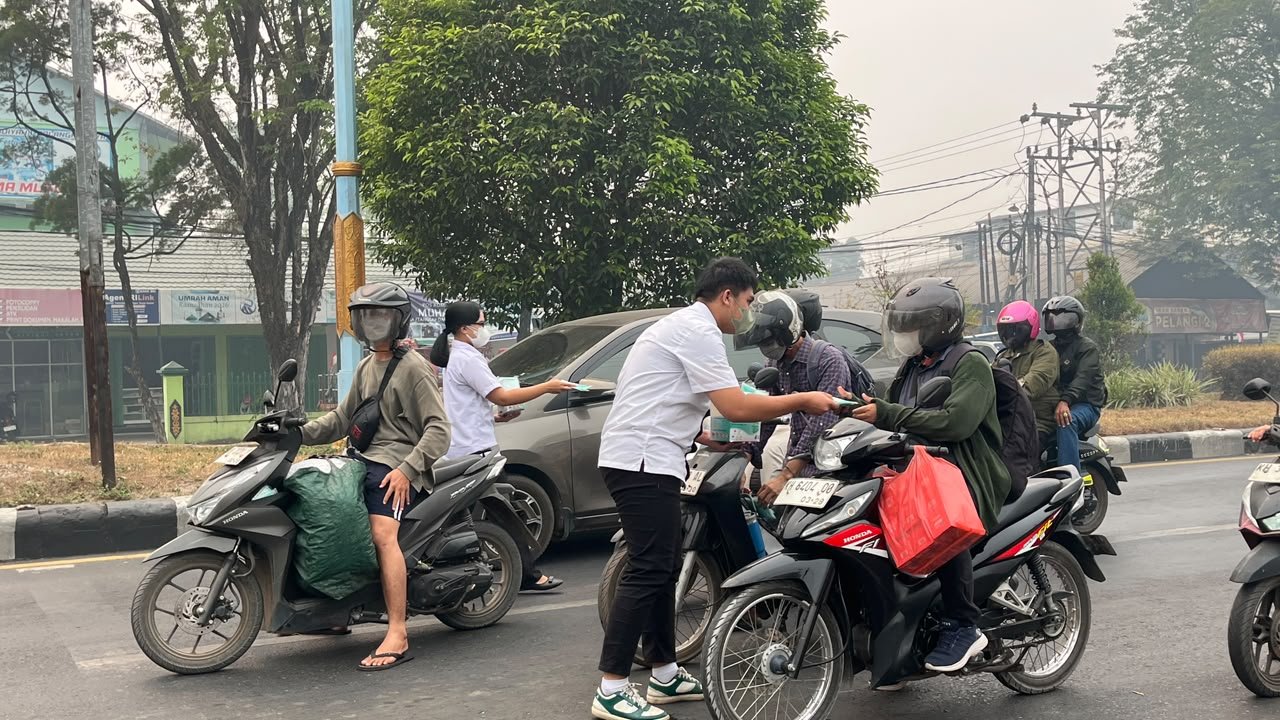 BPN Kalteng Turun ke Jalan Bagikan Masker Gratis untuk Warga Terdampak Karhutla