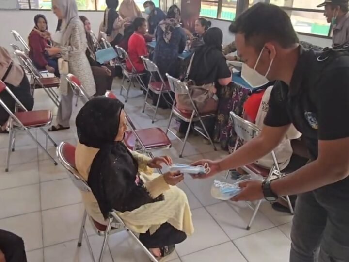 Asap Karhutla Masih Ganggu Warga Palangka Raya, Densus 88 Bagikan 2.500 Masker