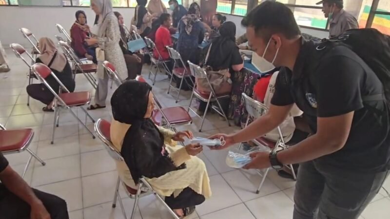 Asap Karhutla Masih Ganggu Warga Palangka Raya, Densus 88 Bagikan 2.500 Masker