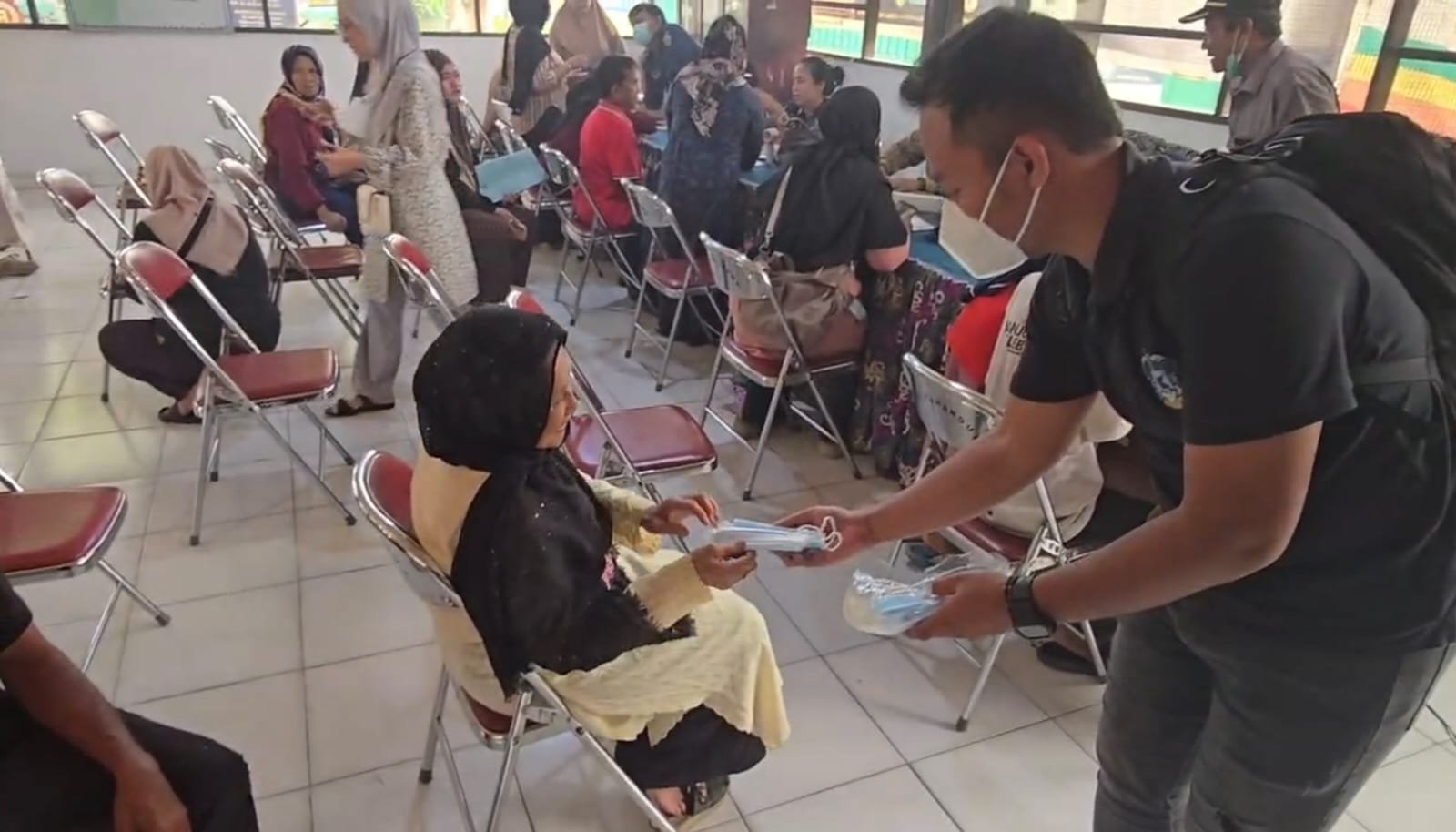 Asap Karhutla Masih Ganggu Warga Palangka Raya, Densus 88 Bagikan 2.500 Masker