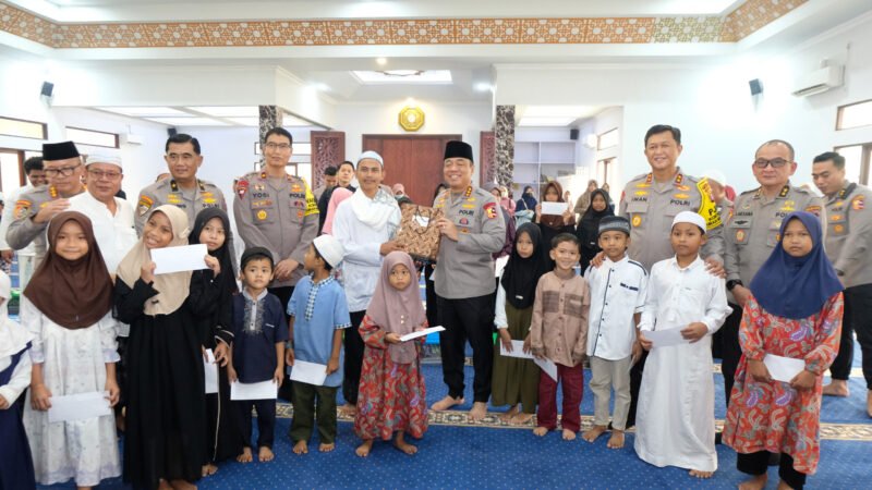 Wakapolri Dedi Prasetyo Bagikan Santunan dan 150 Nasi Jumat Berkah di Palangka Raya