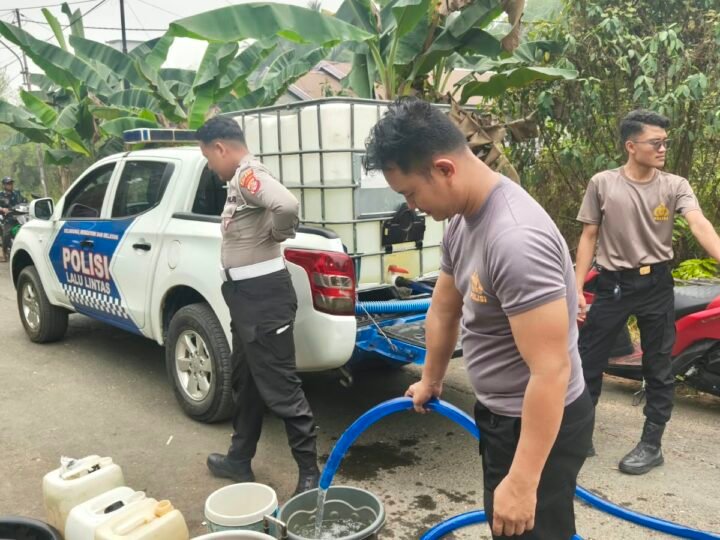 Sebulan, Polres Barsel Salurkan 150.000 Liter Air Bersih kepada Warga Terdampak Kekeringan﻿