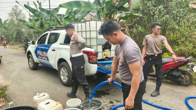Sebulan, Polres Barsel Salurkan 150.000 Liter Air Bersih kepada Warga Terdampak Kekeringan﻿