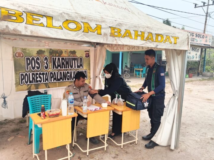 Tim Kesehatan Polresta Palangka Raya Periksa Kondisi Personel di Pos Karhutla