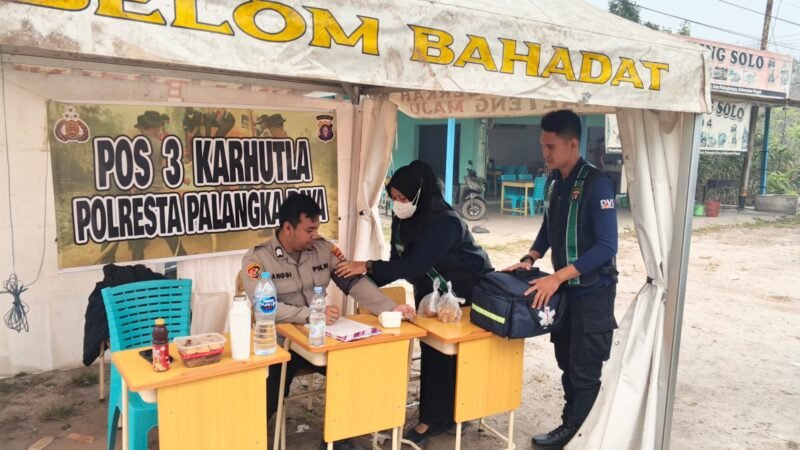 Tim Kesehatan Polresta Palangka Raya Periksa Kondisi Personel di Pos Karhutla